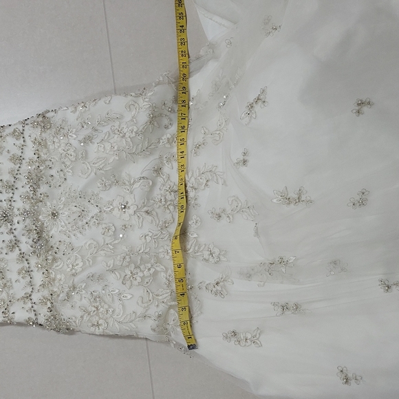 Diamond White Wedding Dress Size 10 Never Worn Excellent Condition - Picture 10 of 17